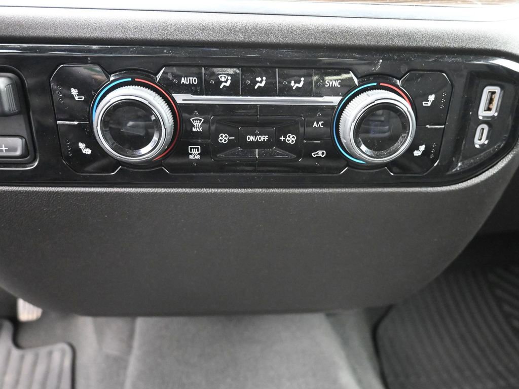 Used 2025 Chevrolet Silverado 1500 LT w/ Leather Package AWD/4WD image 15