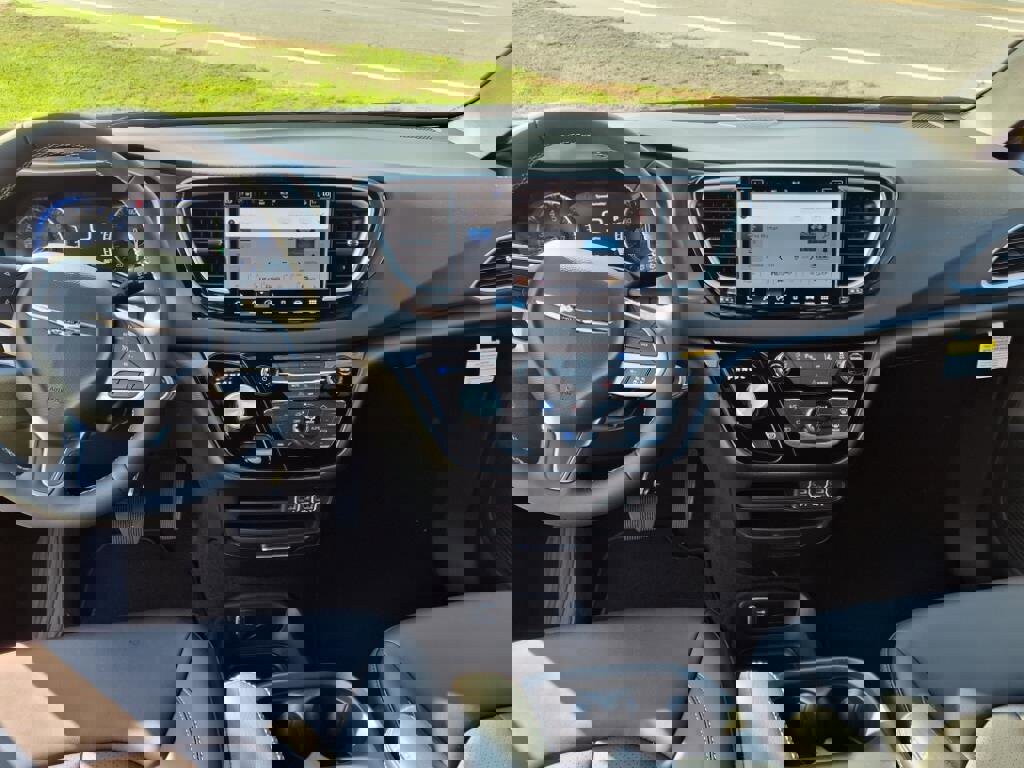 New 2025 Chrysler Voyager LX image 30