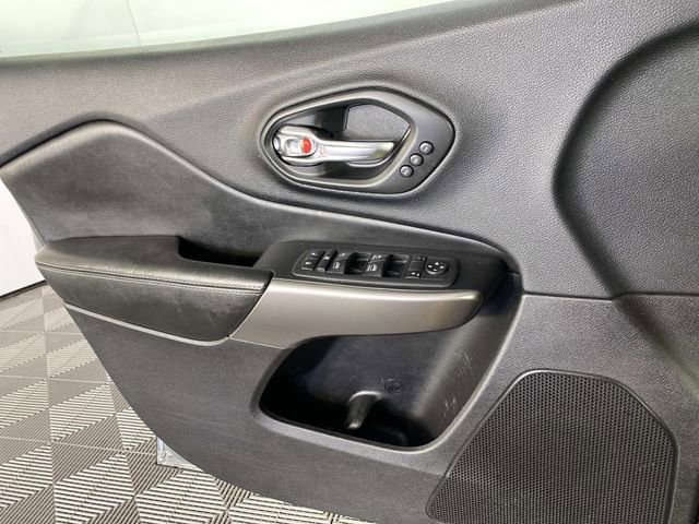 Used 2020 Jeep Cherokee Limited image 21