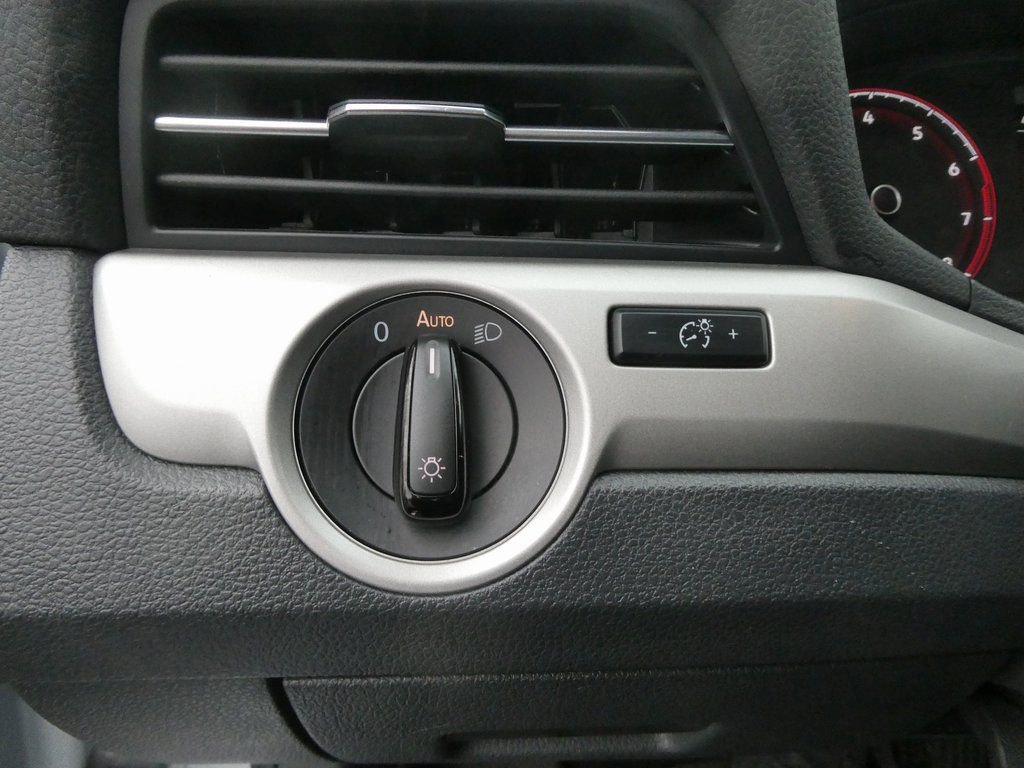 Used 2020 Volkswagen Passat 2.0T SE image 13