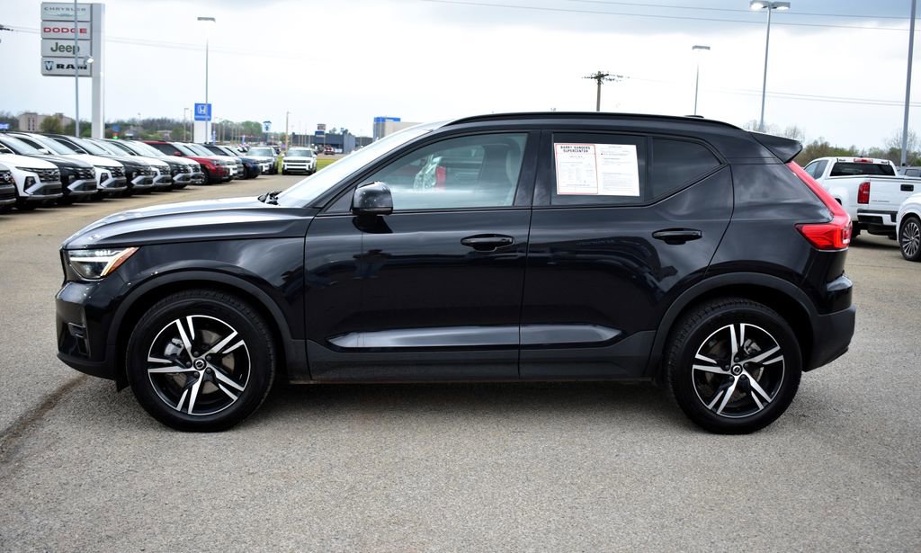 Used 2023 Volvo XC40 B5 Plus image 5