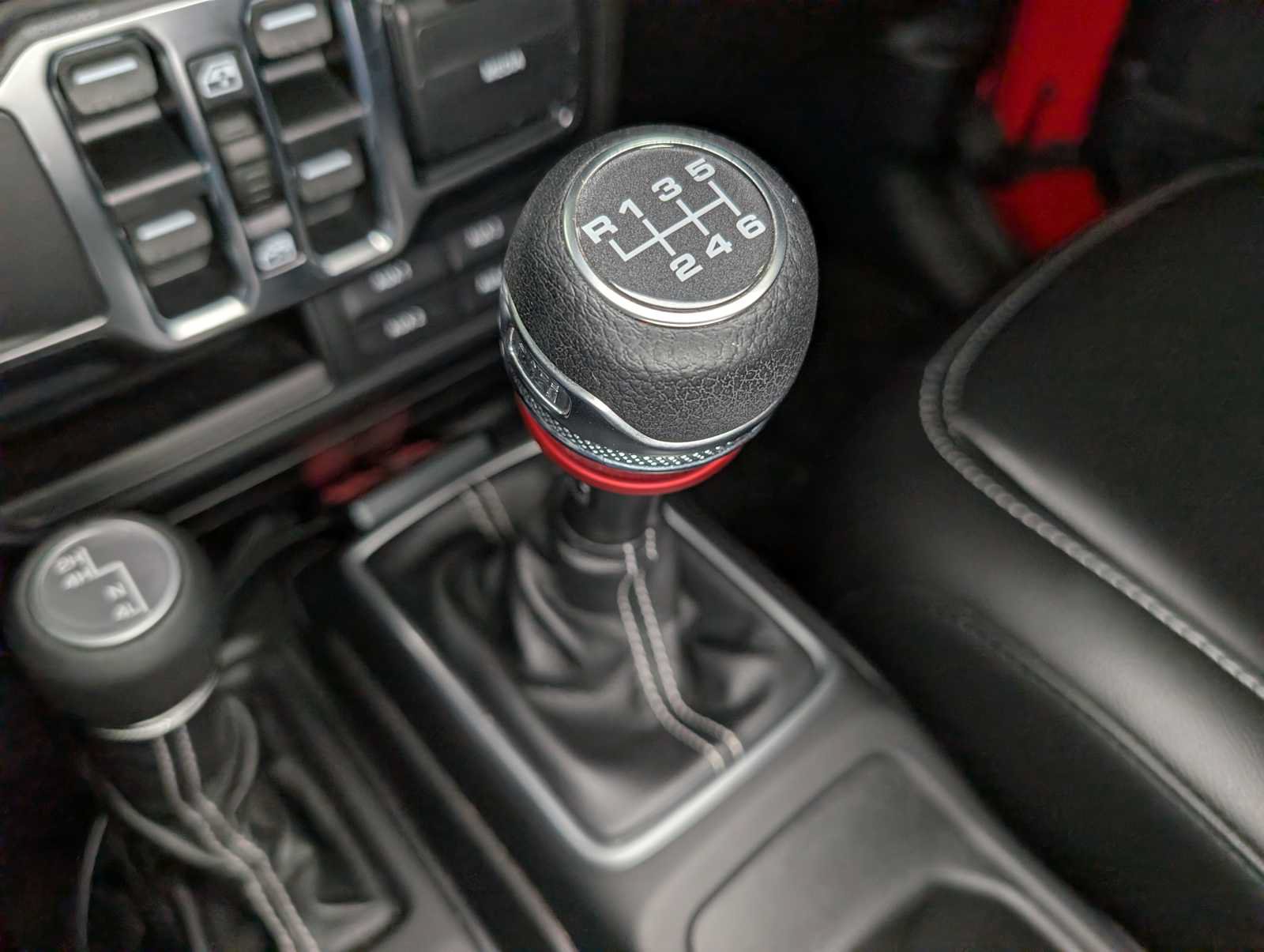 Used 2019 Jeep Wrangler Unlimited Sahara AWD/4WD image 36