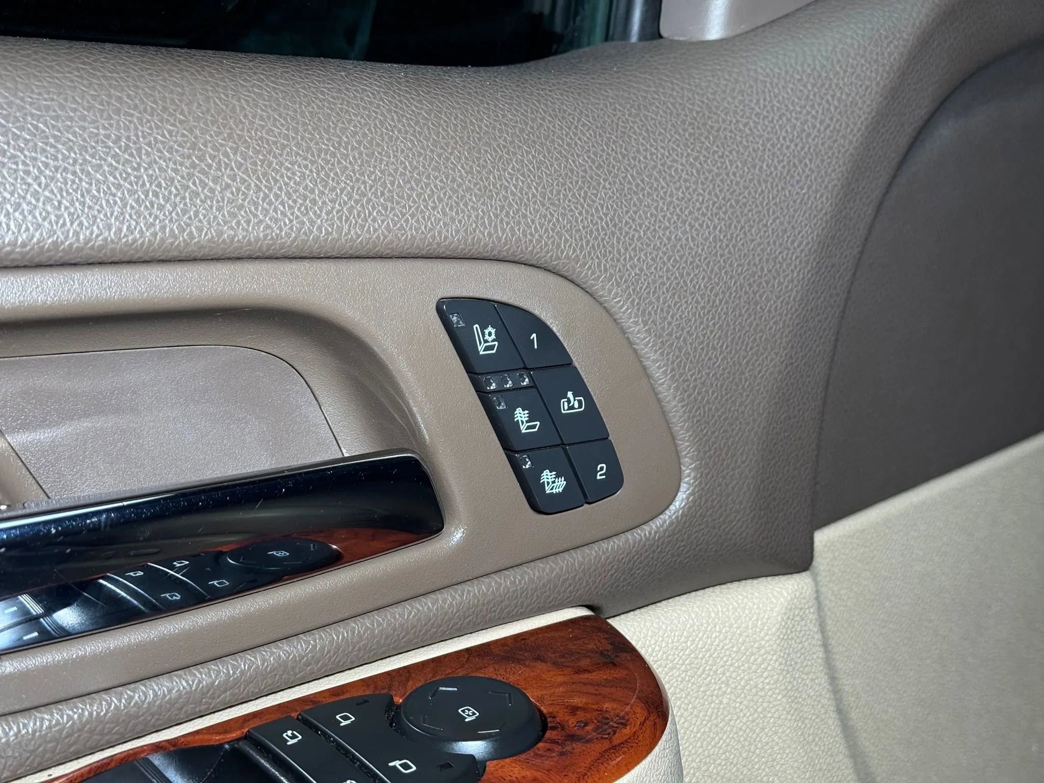 Used 2012 Chevrolet Suburban LTZ image 11