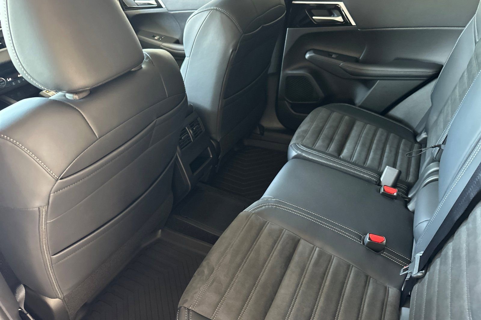 New 2025 Mitsubishi Outlander SE image 11