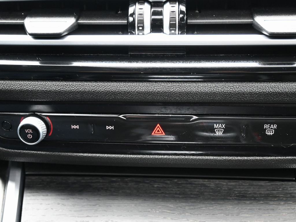 Used 2024 BMW 330i xDrive Sedan w/ Convenience Package image 27