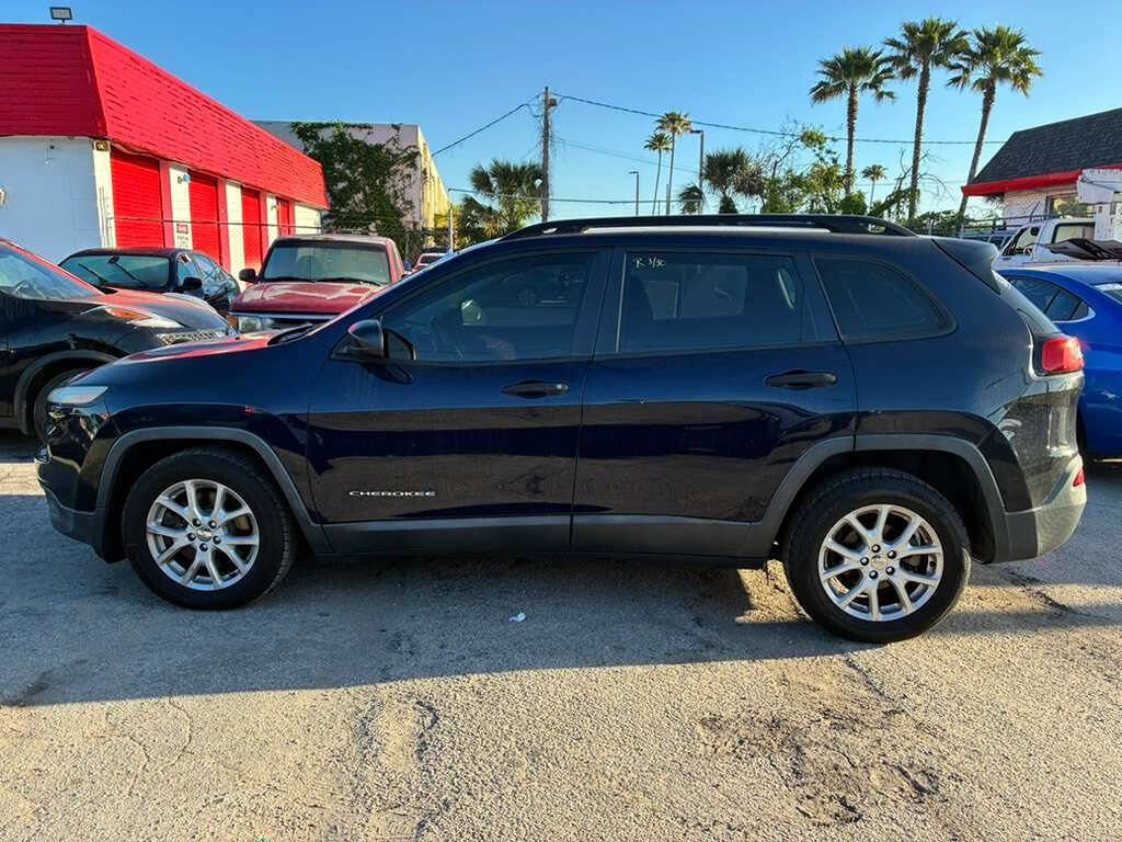 Used 2016 Jeep Cherokee Sport image 10