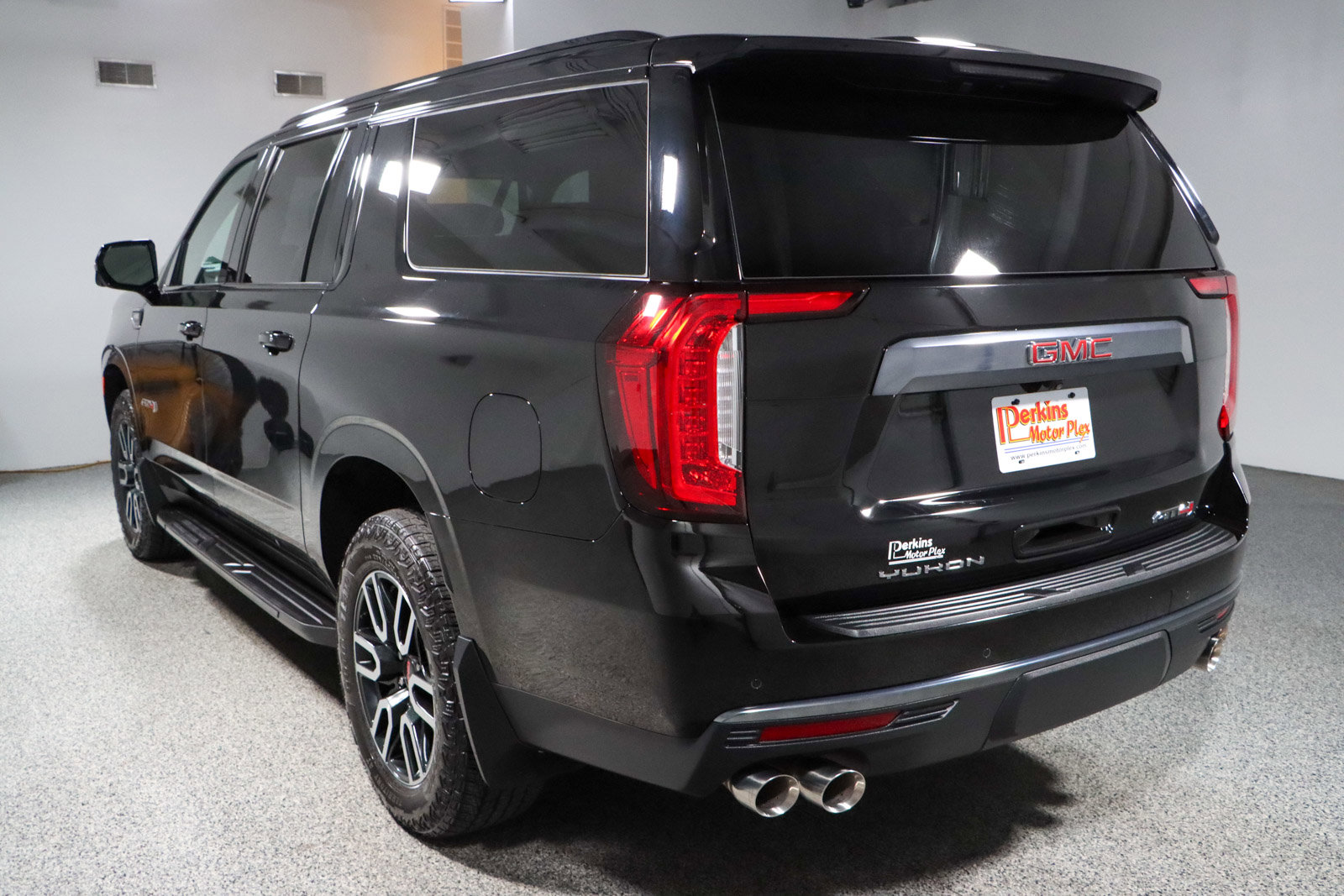 Used 2024 GMC Yukon XL AT4 w/ Technology Package image 9