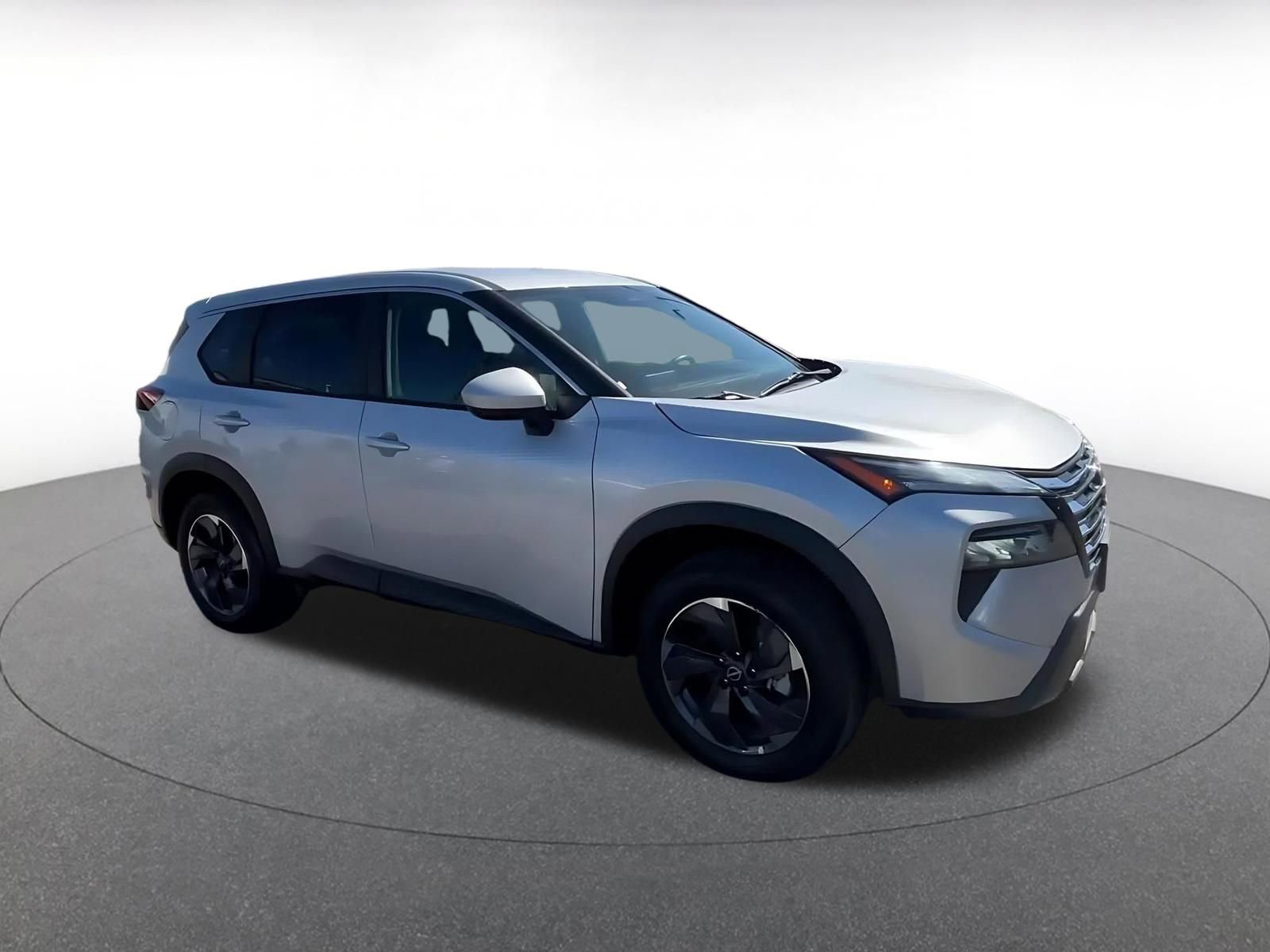 Used 2025 Nissan Rogue SV FWD image 2