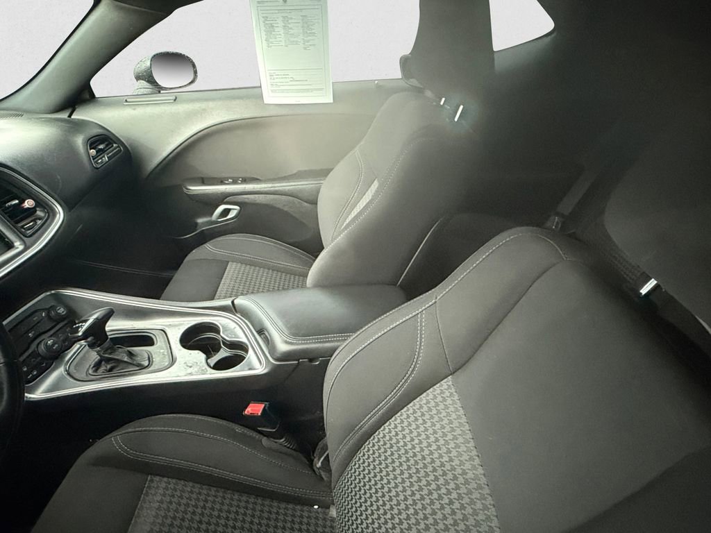 Used 2016 Dodge Challenger SXT image 7