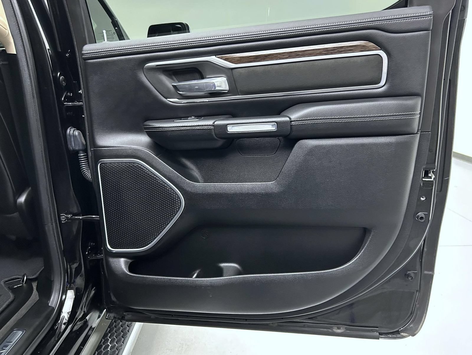 Used 2020 RAM 1500 Laramie AWD/4WD image 17