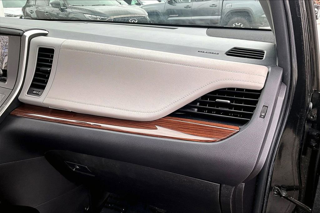 Used 2017 Toyota Sienna Limited Premium image 27