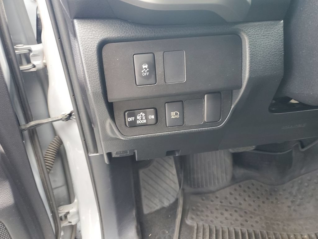 Used 2020 Toyota Tacoma SR5 RWD image 17