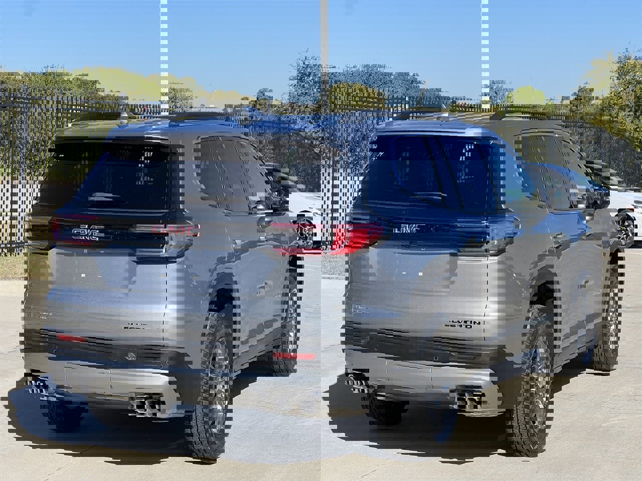 Used 2025 GMC Acadia Elevation image 4