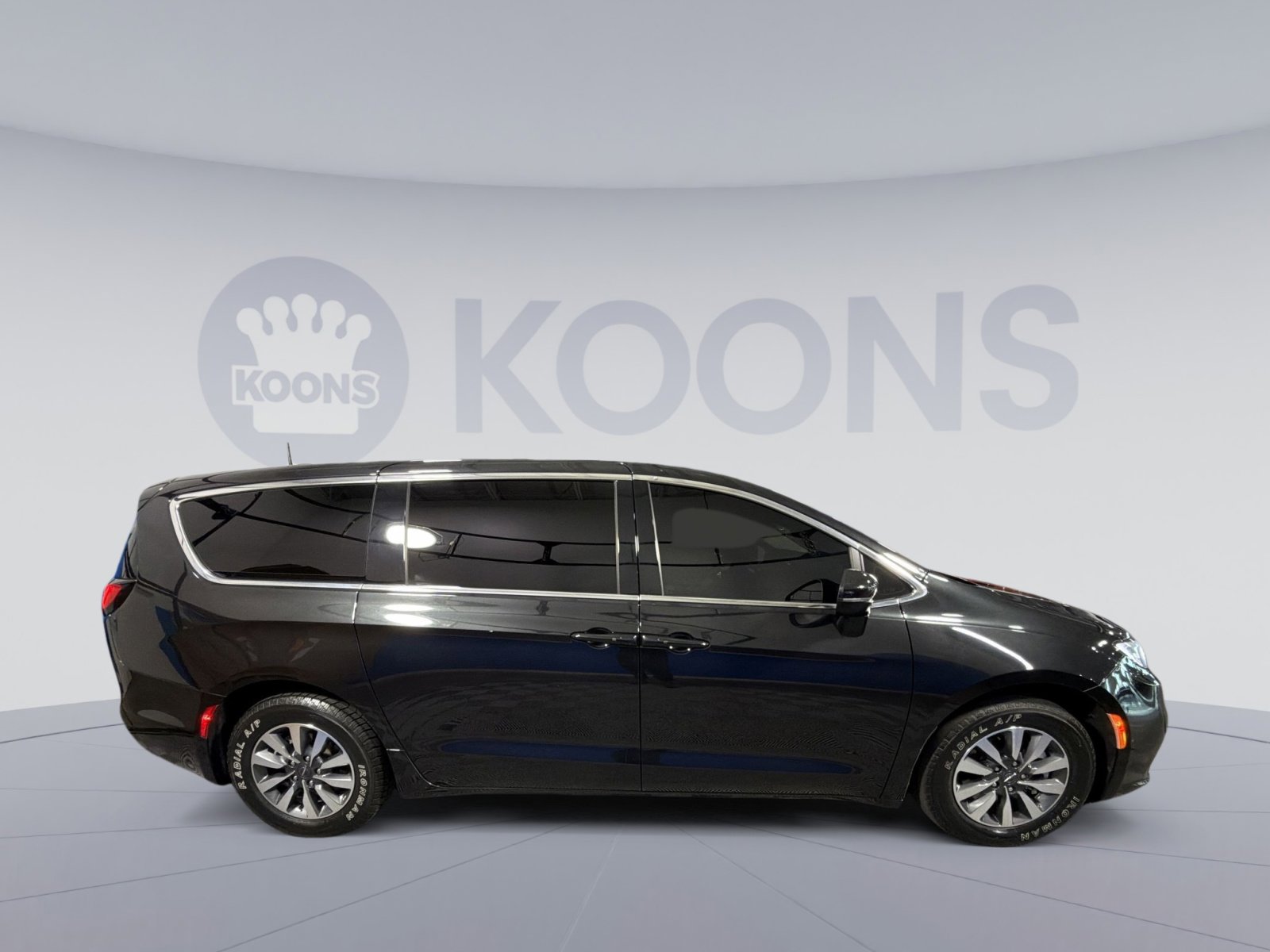 Used 2023 Chrysler Pacifica Touring-L image 8