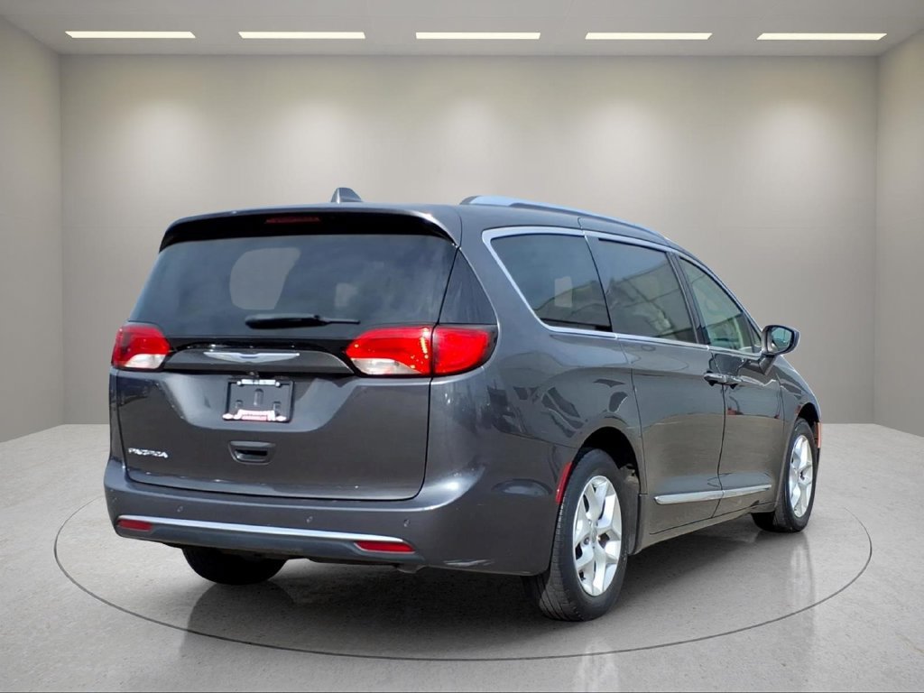 Used 2017 Chrysler Pacifica Touring-L Plus w/ Tire & Wheel Group FWD image 4