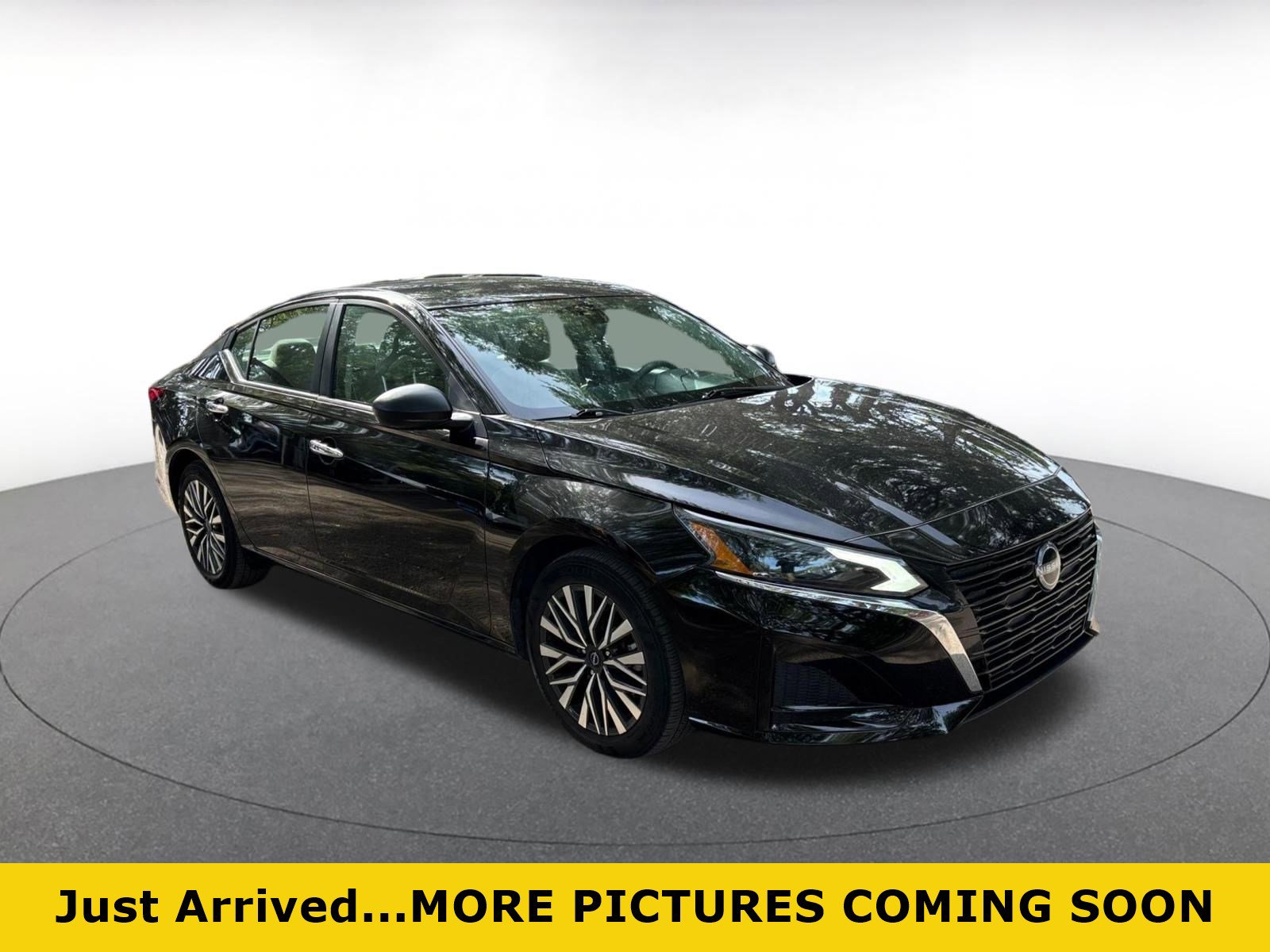Used 2025 Nissan Altima 2.5 SV FWD image 1