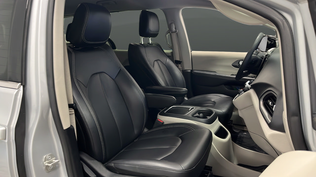 Used 2024 Chrysler Pacifica Touring-L FWD image 24