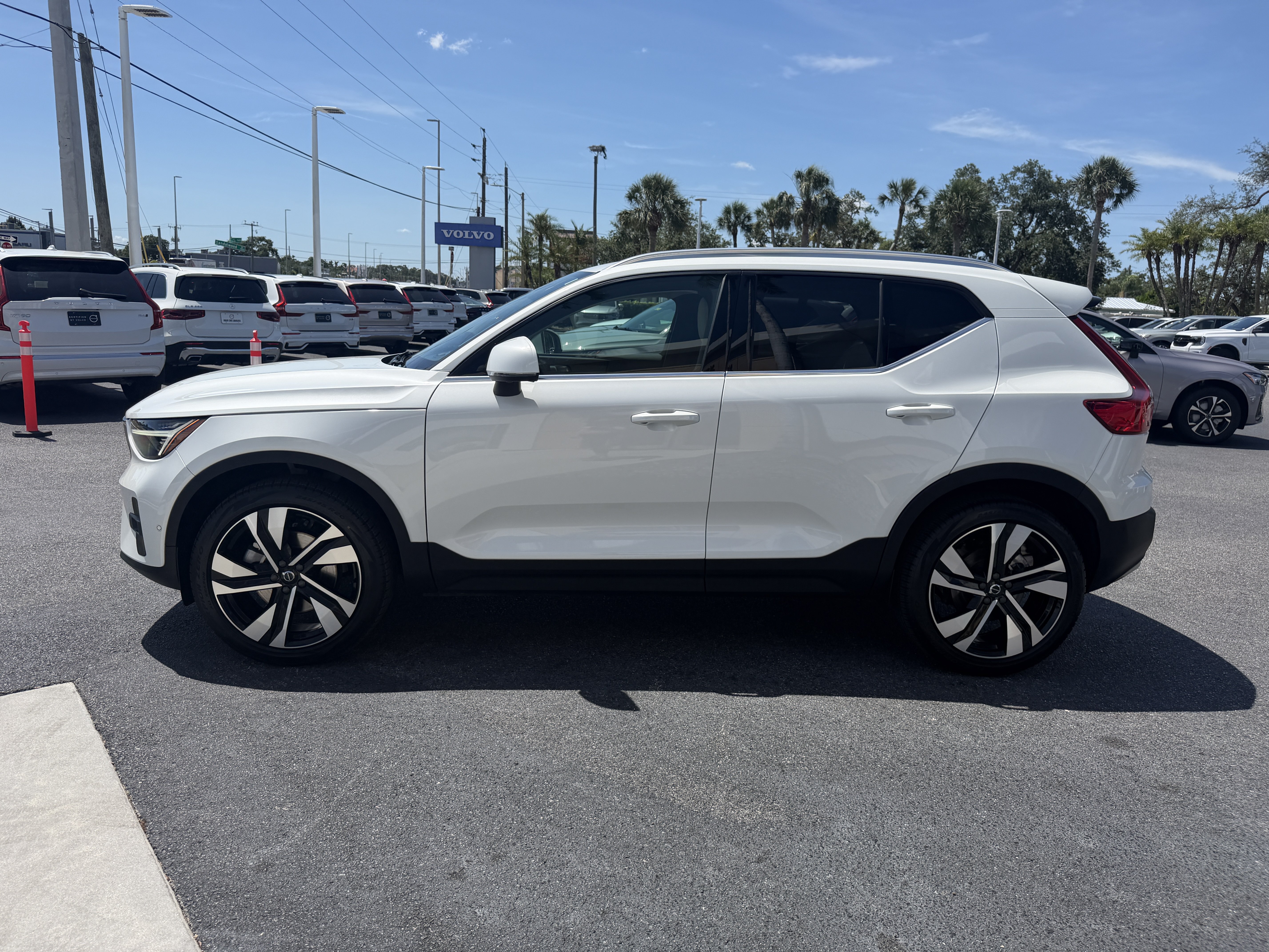 Certified 2023 Volvo XC40 B5 Ultimate w/ Protection Package Premier AWD/4WD image 6