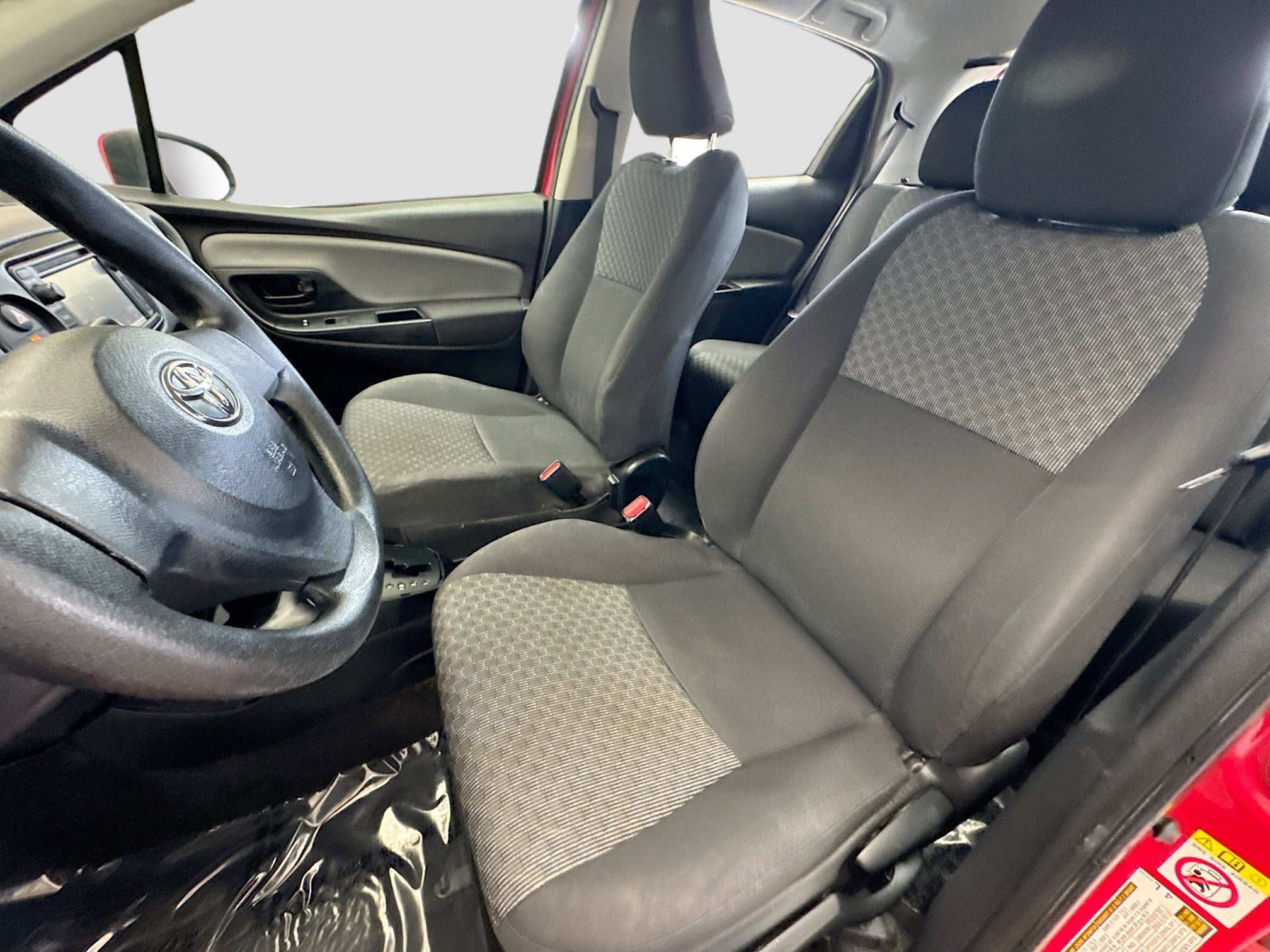 Used 2015 Toyota Yaris L image 11