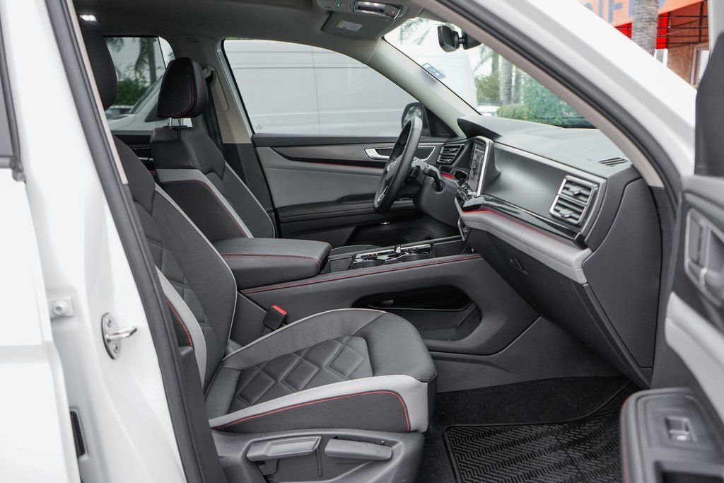 Used 2025 Volkswagen Atlas Peak Edition SE AWD/4WD image 44