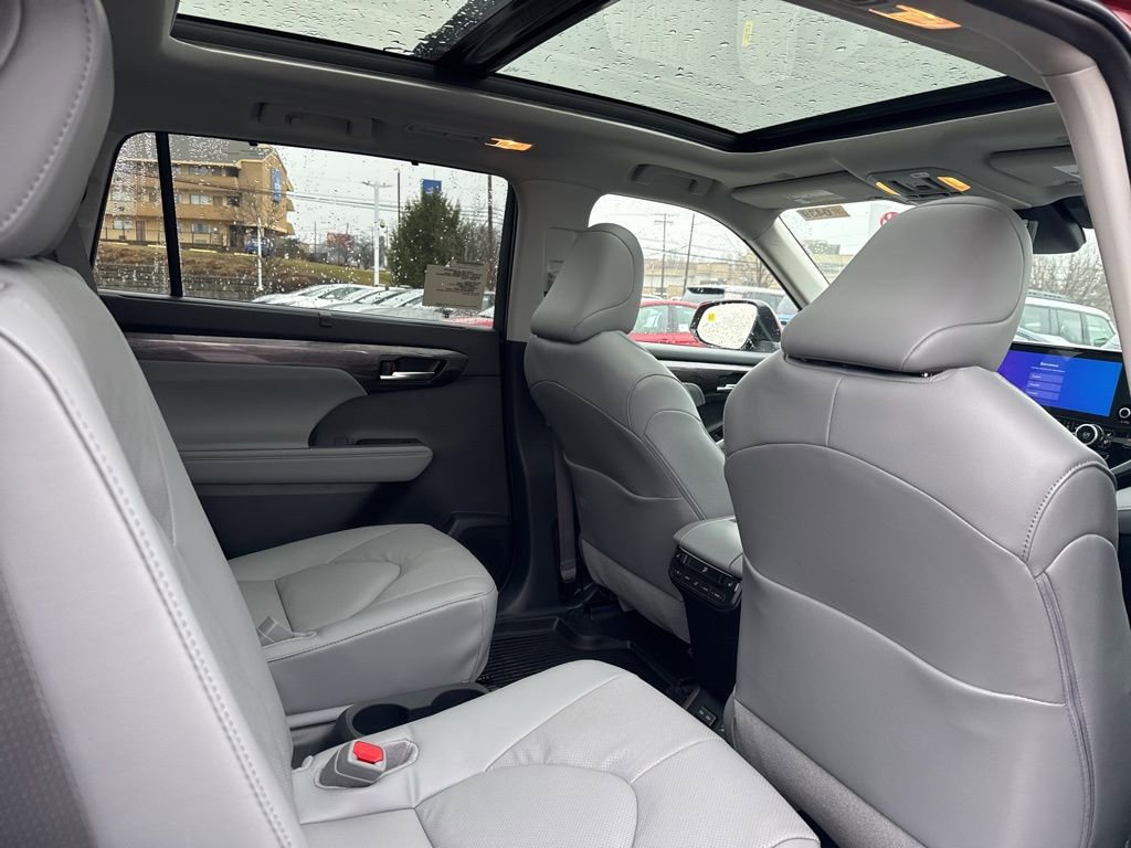 New 2026 Toyota Highlander Platinum image 9