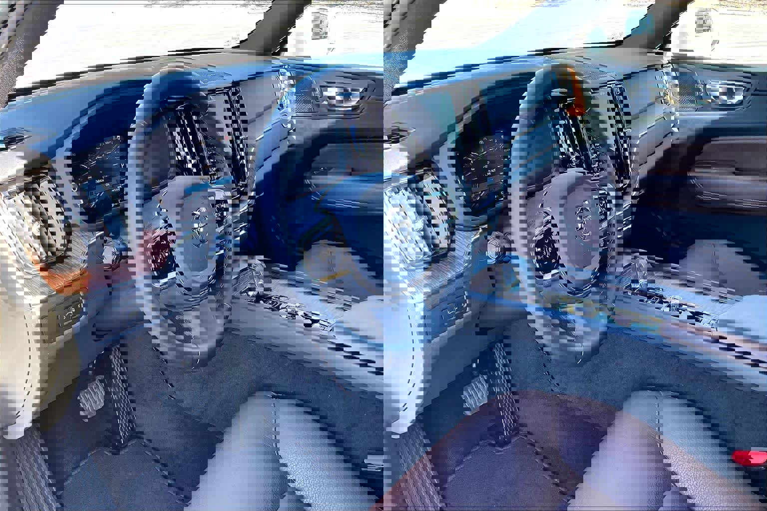 Used 2023 Volvo XC60 T8 Plus image 17