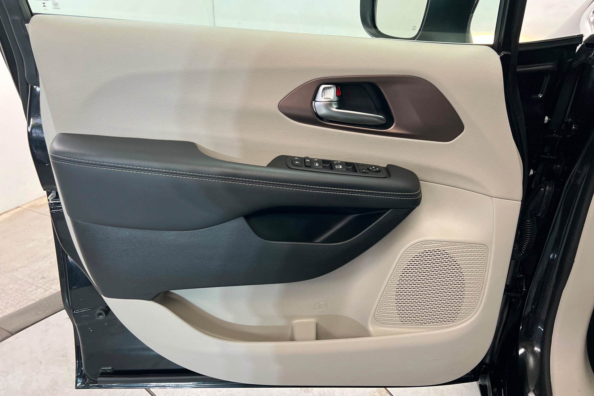 Certified 2023 Chrysler Voyager LX image 14