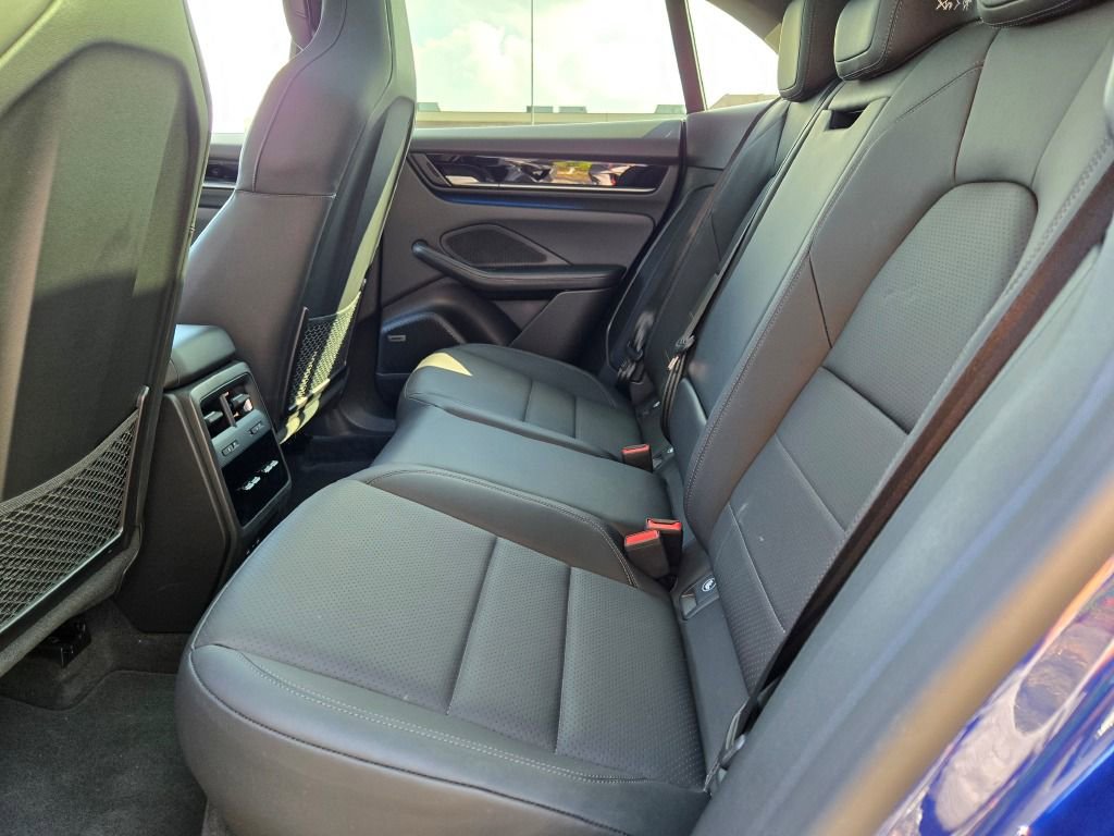 Certified 2025 Porsche Macan Electric image 30