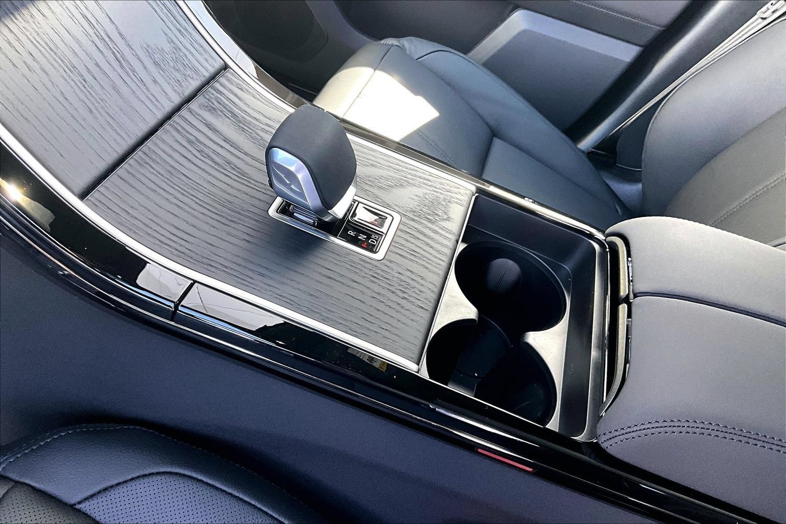 New 2026 Land Rover Range Rover Velar Dynamic SE AWD/4WD image 8