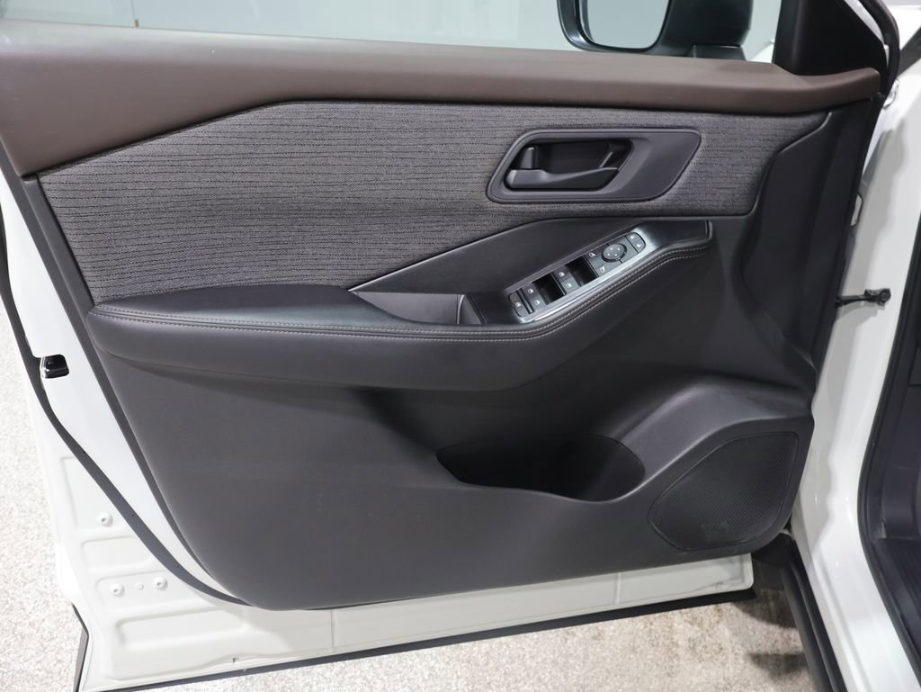 Used 2022 Nissan Rogue S AWD/4WD image 12