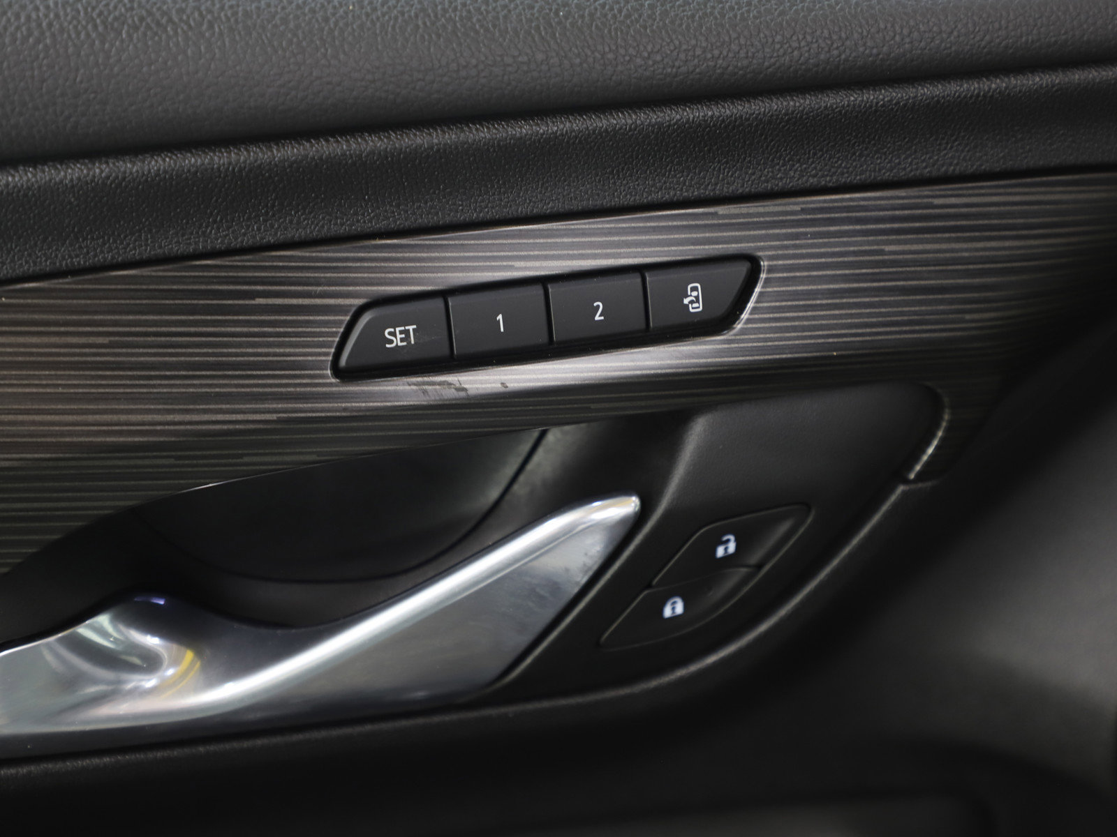 Used 2024 GMC Terrain SLT image 23