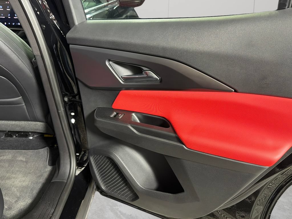 Certified 2025 Chevrolet Equinox EV RS FWD image 35