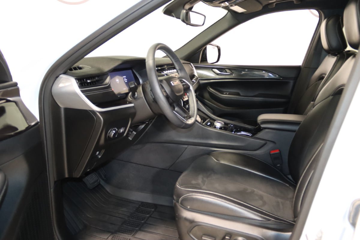 Used 2023 Jeep Grand Cherokee L Laredo AWD/4WD image 31