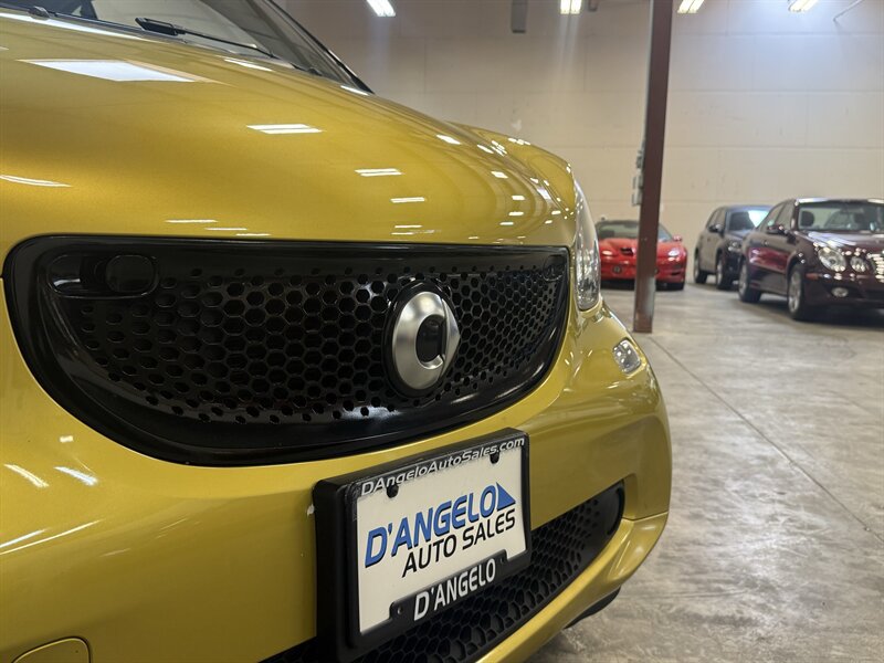 Used 2016 smart fortwo pure RWD image 12