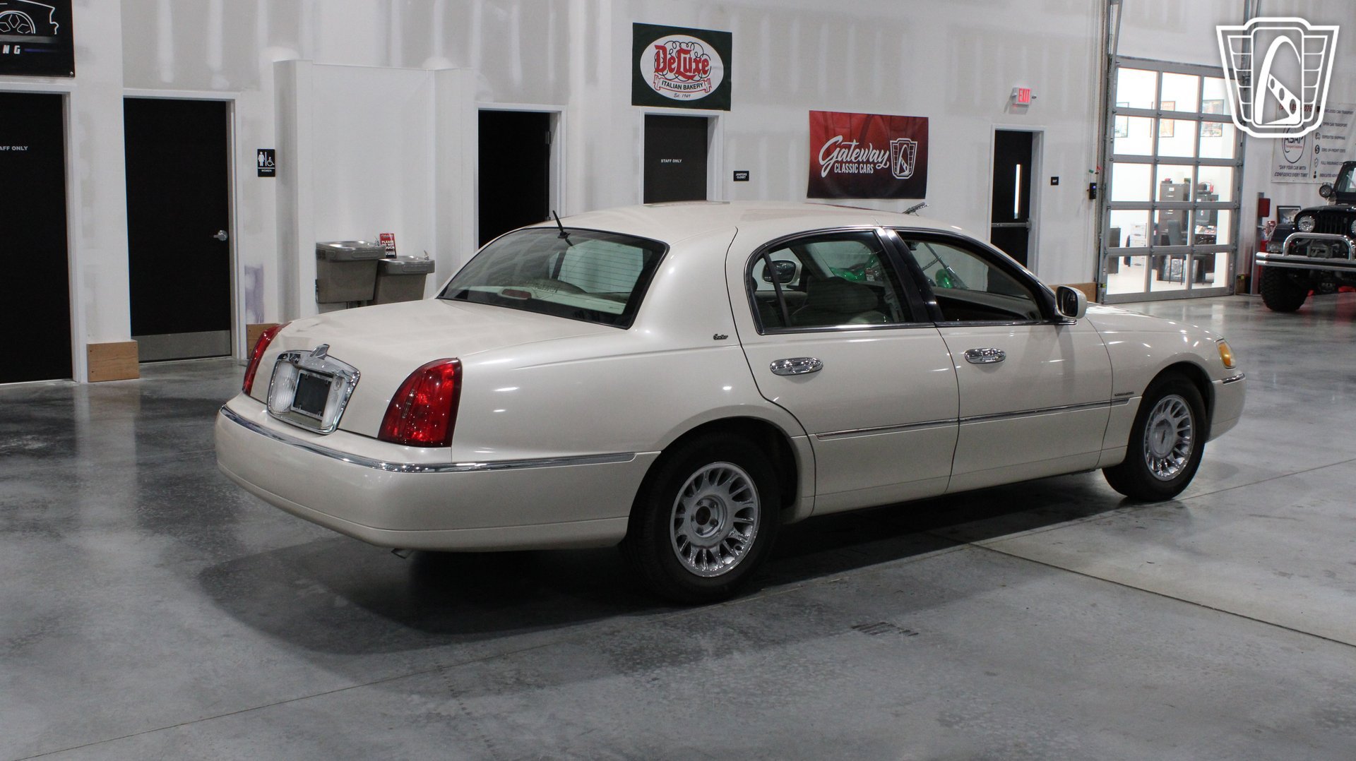 Used 1999 Lincoln Town Car Cartier RWD image 4