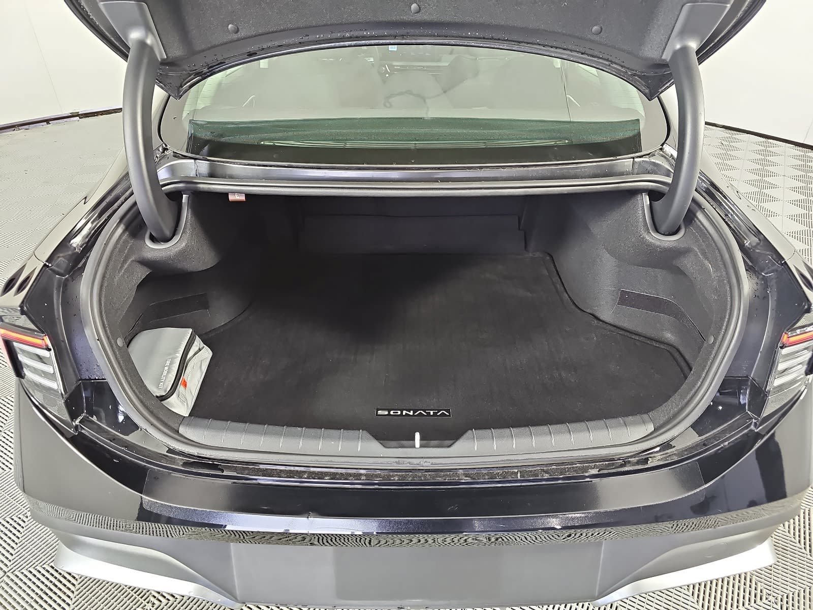Used 2025 Hyundai Sonata SE FWD image 12