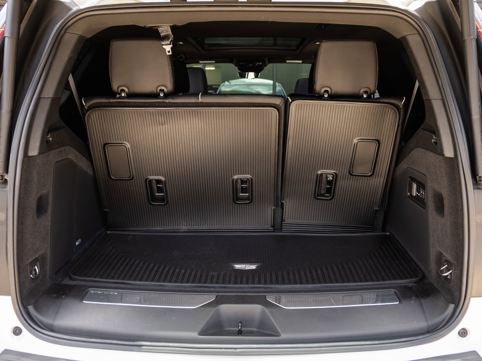 Used 2023 Cadillac Escalade Premium Luxury w/ LPO, Floor Liner Package AWD/4WD image 30