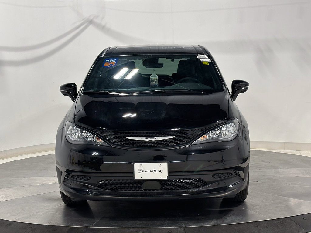 Used 2027 Chrysler Pacifica LX FWD image 3