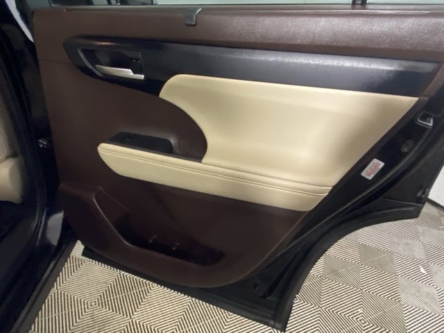 Used 2022 Toyota Highlander XLE image 11