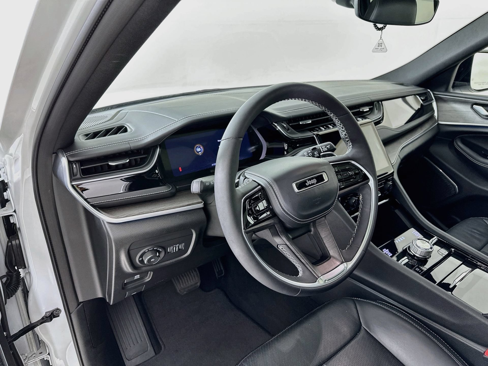 Used 2023 Jeep Grand Cherokee L Overland AWD/4WD image 10
