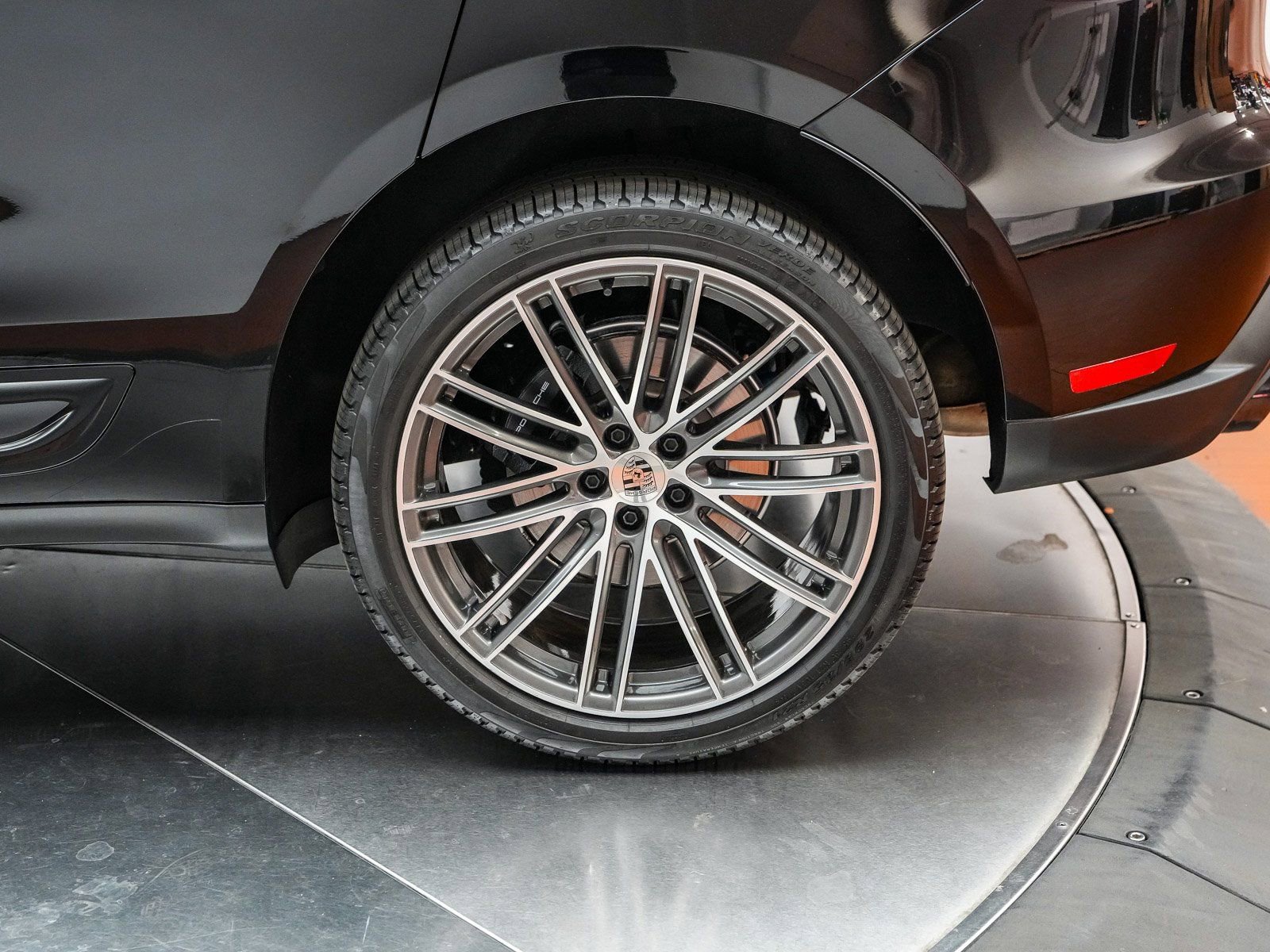 Certified 2025 Porsche Macan image 9