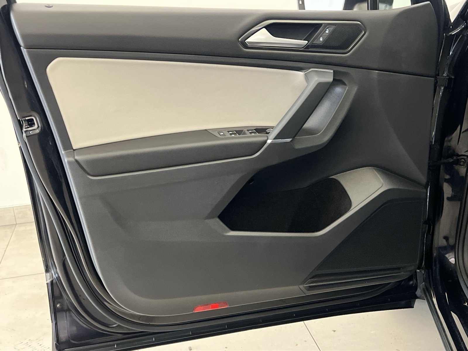 Used 2018 Volkswagen Tiguan SE AWD/4WD image 35