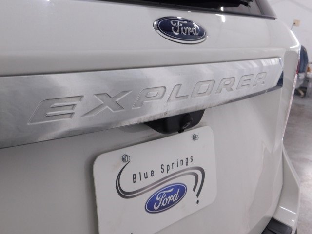 Used 2022 Ford Explorer XLT w/ Equipment Group 202A image 6