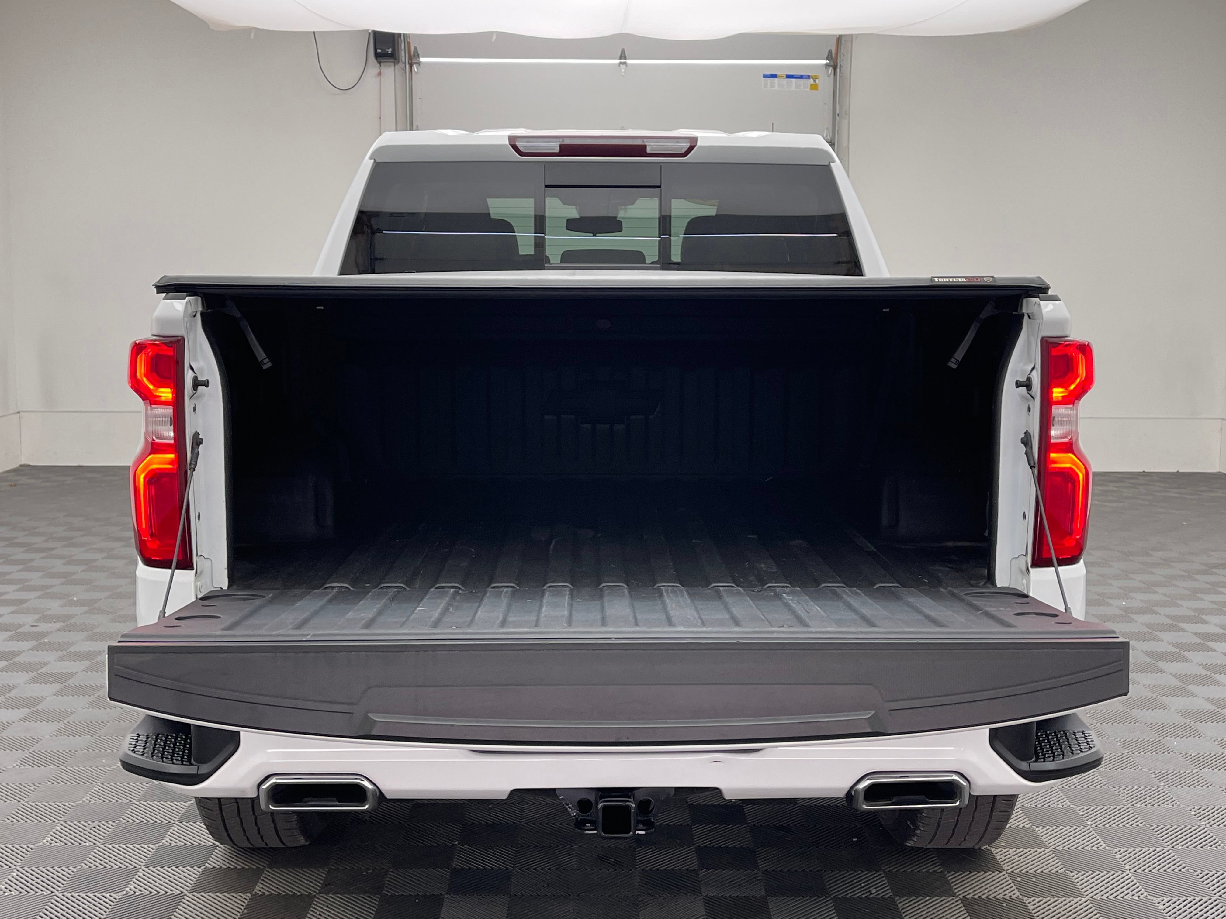 Used 2024 Chevrolet Silverado 1500 RST w/ Redline Edition AWD/4WD image 9