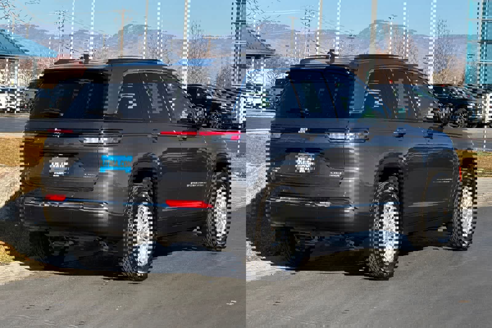 Used 2025 Jeep Grand Cherokee Laredo X w/ Luxury Tech Group I image 2