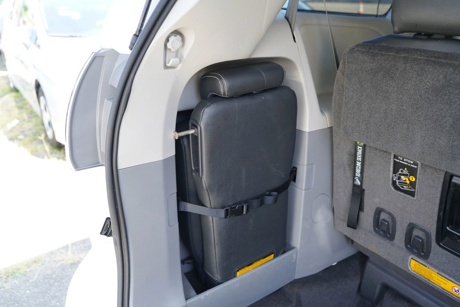 Used 2014 Toyota Sienna SE FWD image 27