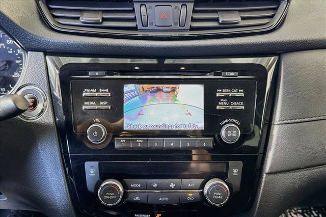 Used 2017 Nissan Rogue SV AWD/4WD image 13