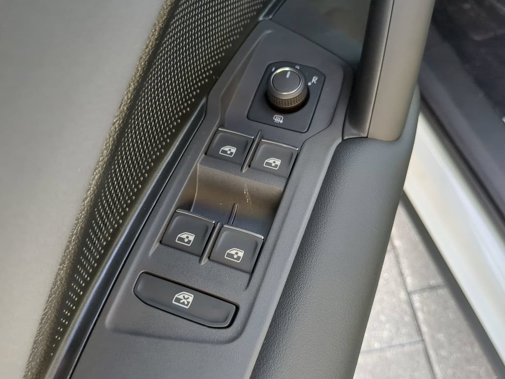 New 2025 Volkswagen Tiguan SE R-Line FWD image 18