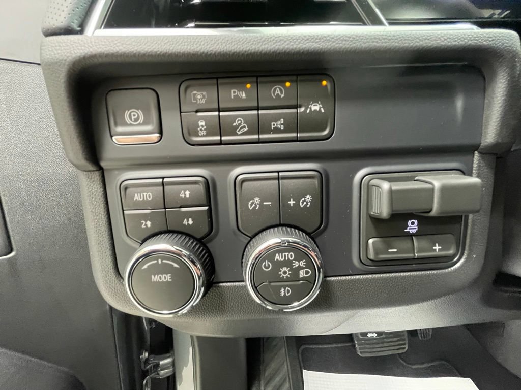 New 2026 Chevrolet Suburban Premier w/ Sun And Tow Package AWD/4WD image 20