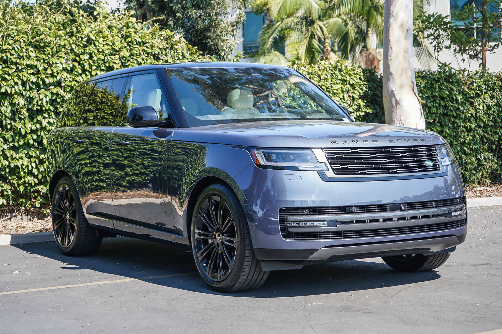 Used 2025 Land Rover Range Rover SE AWD/4WD image 3
